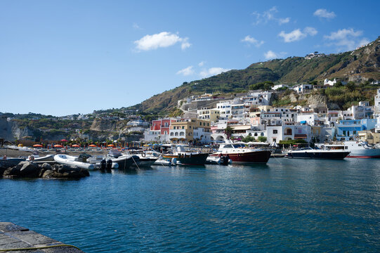 Ischia: un viaggio tra storia, cultura e meraviglie naturali porto di ischia