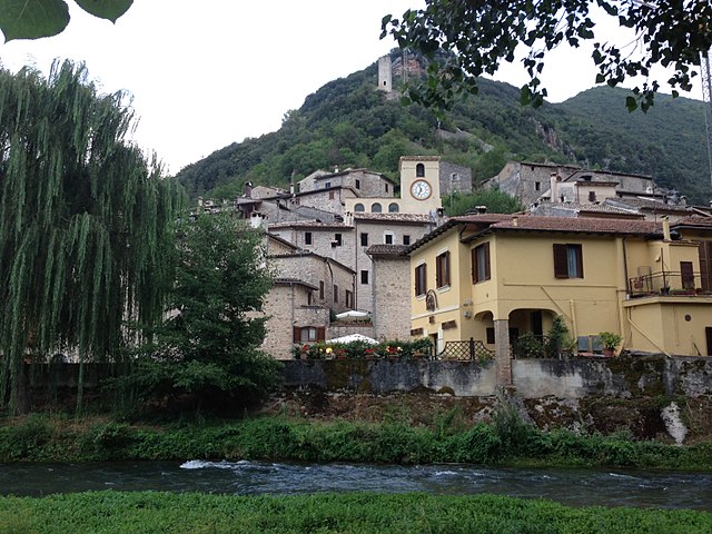 Undertourism: 6 Destinazioni Segrete in Italia da Scoprire Prima di Tutti! 640px Scheggino 03