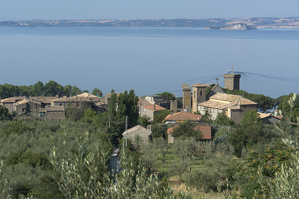 960px Bolsena und see von oben