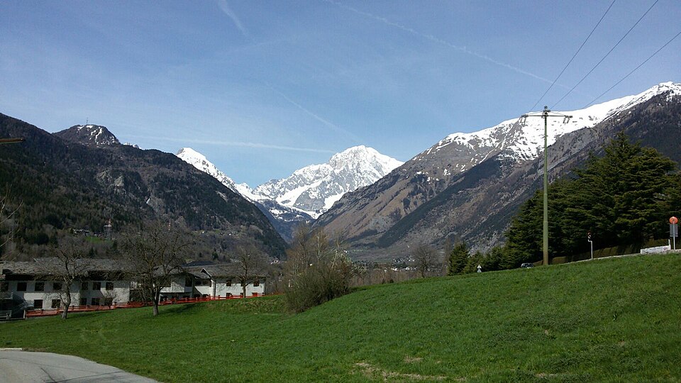 960px Le Mont Blanc vu de La Salle (Vallée d'Aoste)