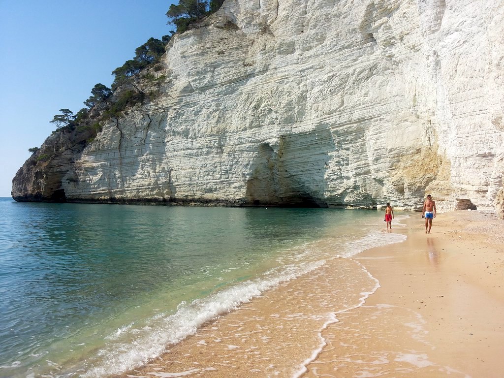 Le 15 spiagge più belle della Puglia da visitare nel 2025 Baia di Vignanotica