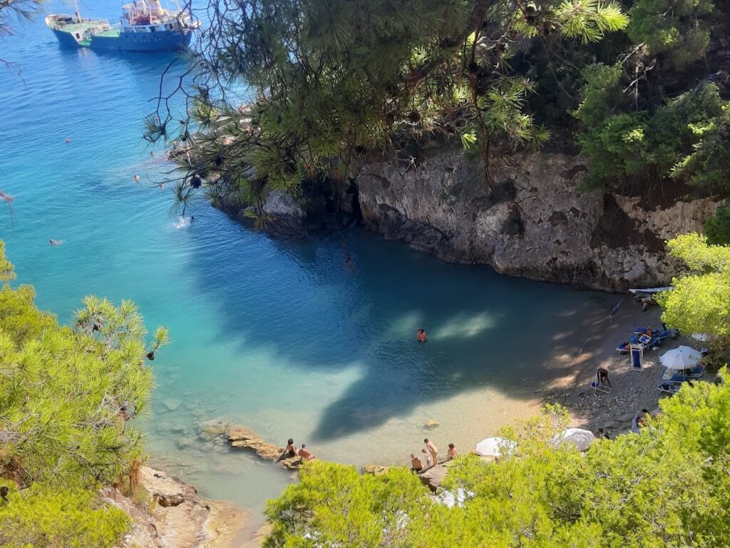 Le 15 spiagge più belle della Puglia da visitare nel 2025 Cala Matano een van de mooiste stranden van Apulië 1024x768