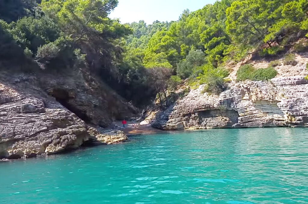 Le 15 spiagge più belle della Puglia da visitare nel 2025 Cala della Sanguinara bij Vieste 1024x679