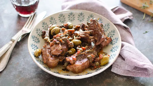 Pasqua 2025 sul Lago di Garda : un'indimenticabile esperienza primaverile sul lago più grande d'Italia. agnello al fotno con patate del Lago di Garda