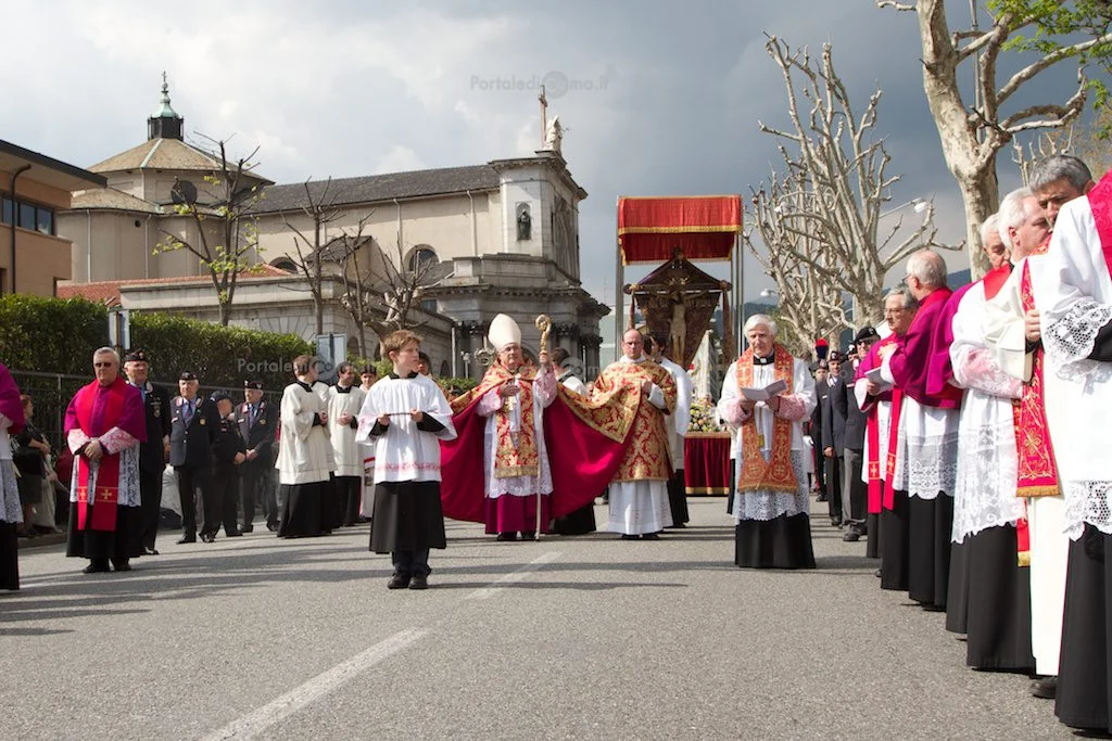 processione crocifisso pasqua como 5