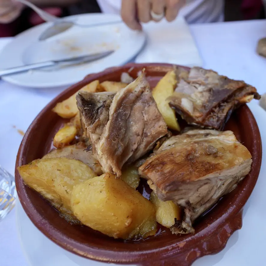 Belgrado, Serbia: Tra Storia, Cultura e Vita Notturna tree hats 2