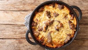 Tavë kosi, ricetta tradizionale albanese