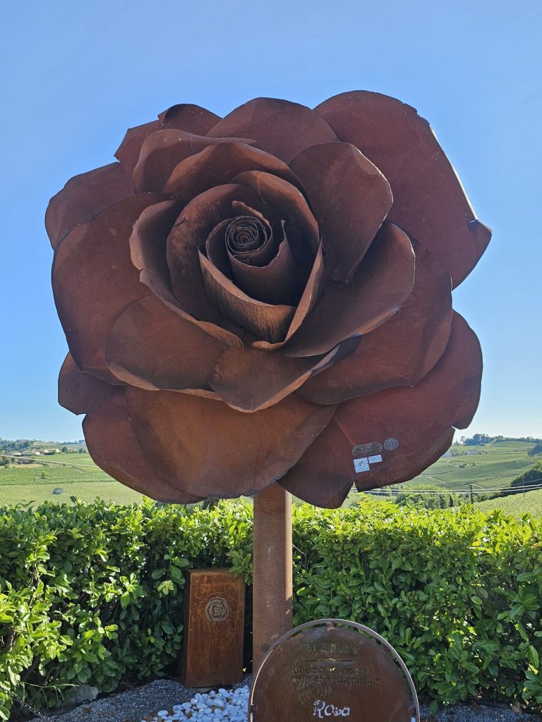fiore in ferro a Fontanile con paesaggio sullo sfondo