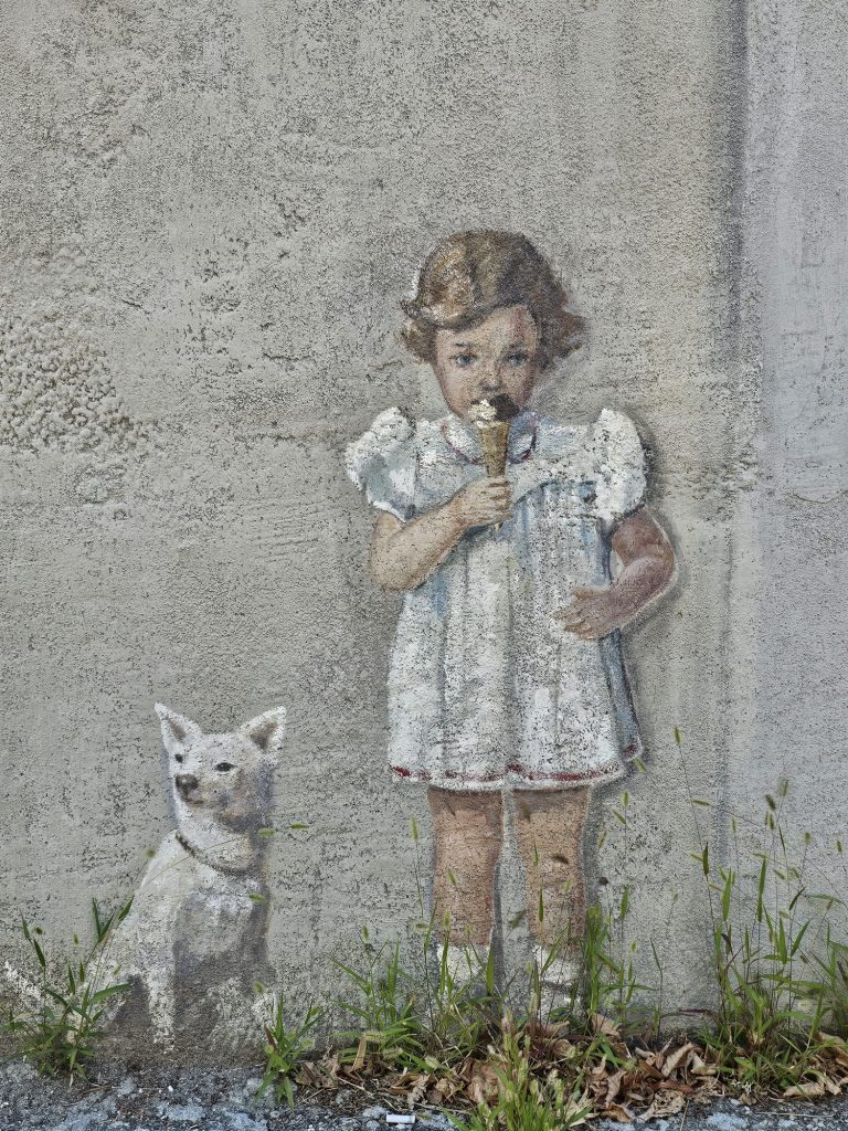 murales bambina che mangia il gelato