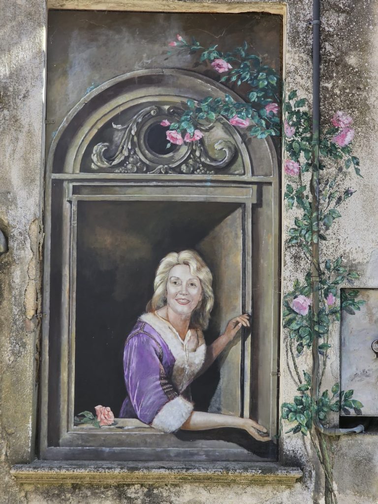 murales donna a Fontanile
