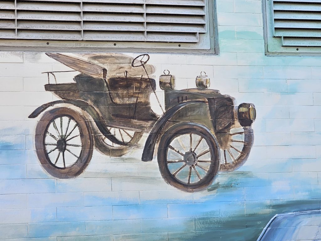 murales vecchio modello di auto a Fontanile