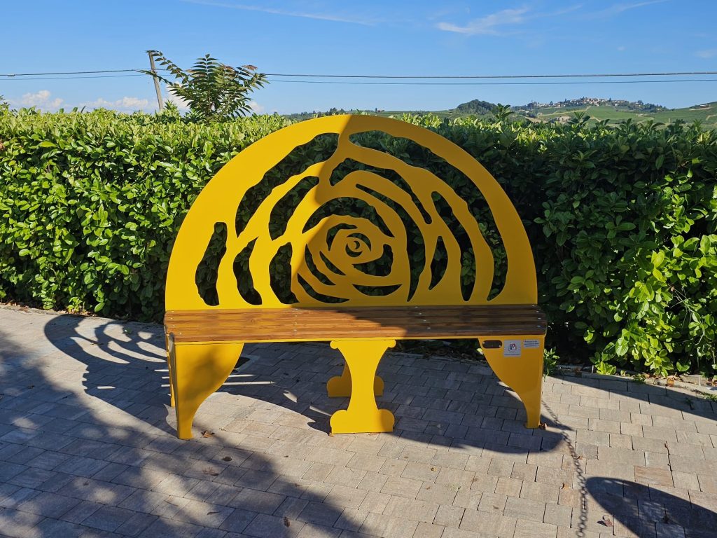 panchina gialla a Fontanile